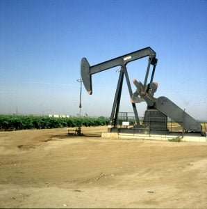 Ölpumpen neben Orangenfeldern Südkalifornien 1986