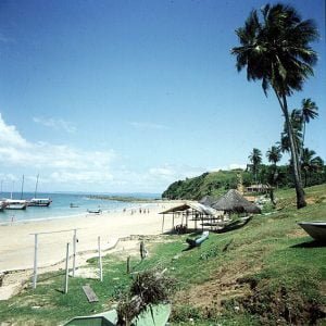 bahia-strand gegenüber stadt