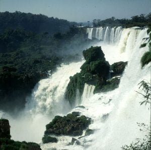 iguazu-falls-felsen in Mitte