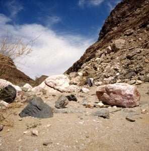 Namibia Rosenqquarzblöcke nahe Aiais 1987