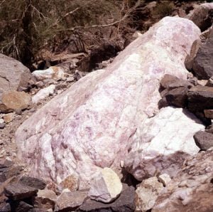 namibia-Rosenqquarzblöcke nahe Aiais 1987