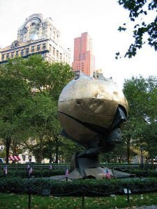 new-york-geretteter WTC Globus im Batterypark 2003