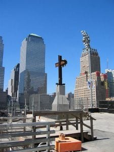 new-york-WTC Bauplatz mit Memorialkreuz 2003