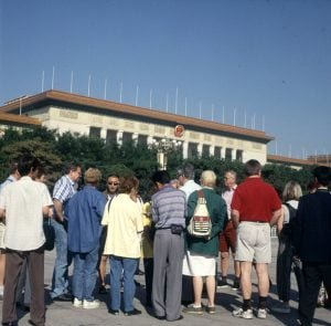 Peking-Gruppe vor Volkshalle 2000