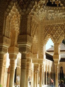 Alhambra-Löwenhof-Ornamente im Umgang