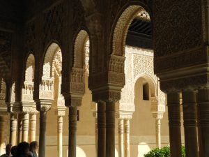 Alhambra-Löwenhof-Ornamente im Umgang