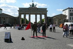 berlin-brandburger-tor-soldaten
