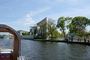 berlin-schifffahrt-kanzleramt-1