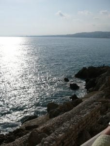 nizza-meer-gegenlicht