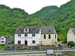 rhein-klosterschenke mit Kapelle