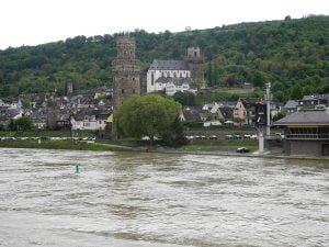 rhein-turm-am ufer