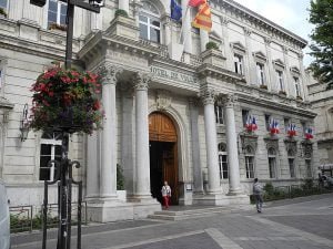 rhone-avignon-rathaus