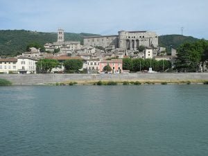 rhone-festung-am ufer