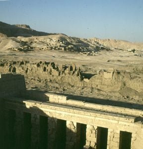 Totentempel-Medinet Habu-Blick nach Kurna